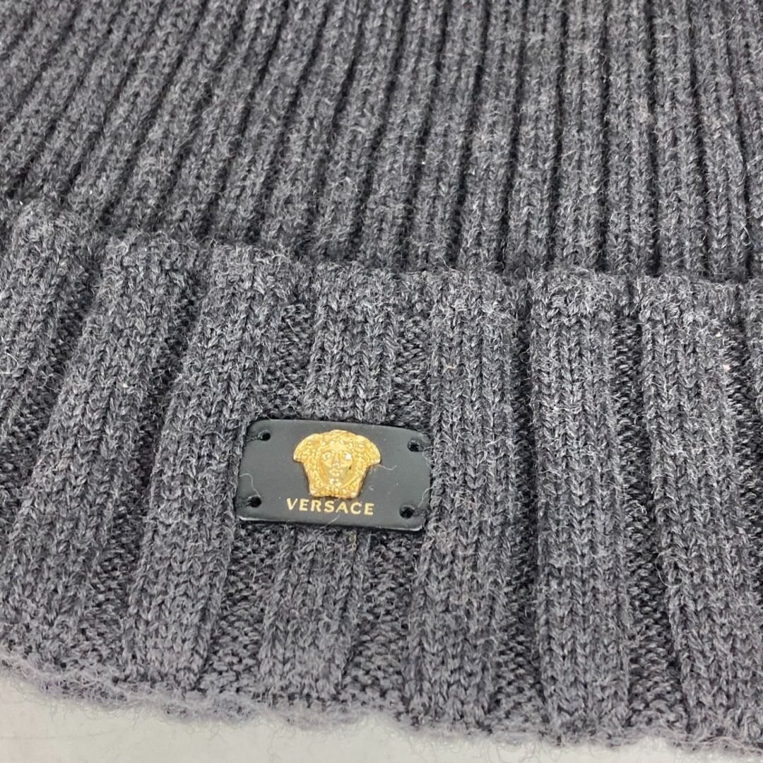 VERSACE(ヴェルサーチ)のヴェルサーチ VERSACE メデューサ ビーニー 帽子 ニット帽 ニットキャップ ニット帽 ウール グレー 美品 レディースの帽子(ニット帽/ビーニー)の商品写真