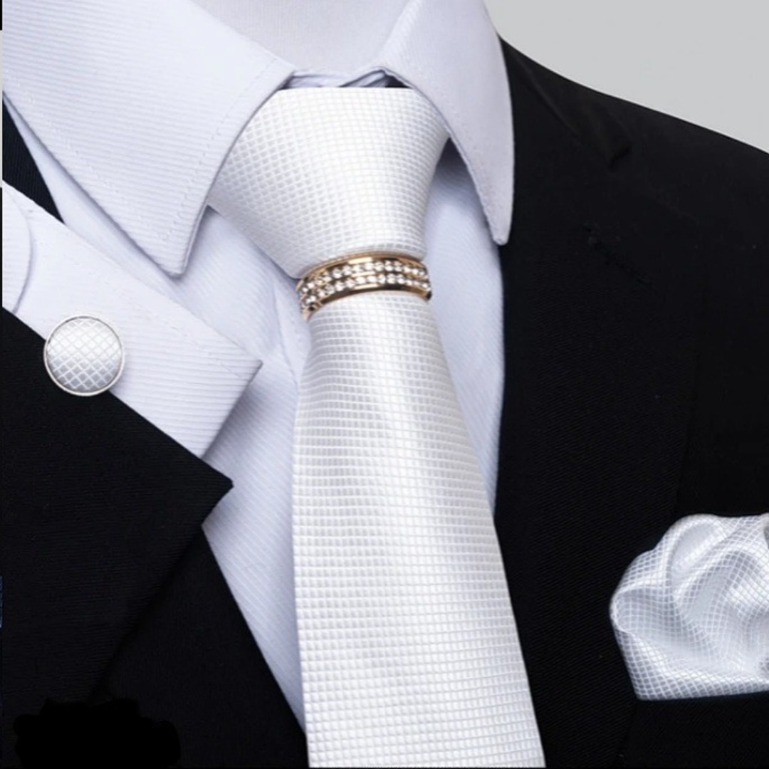 【限定価格‼】　4点セット　ネクタイ　チーフ　カフス　リング　白　高級感　結婚式 メンズのファッション小物(ネクタイ)の商品写真