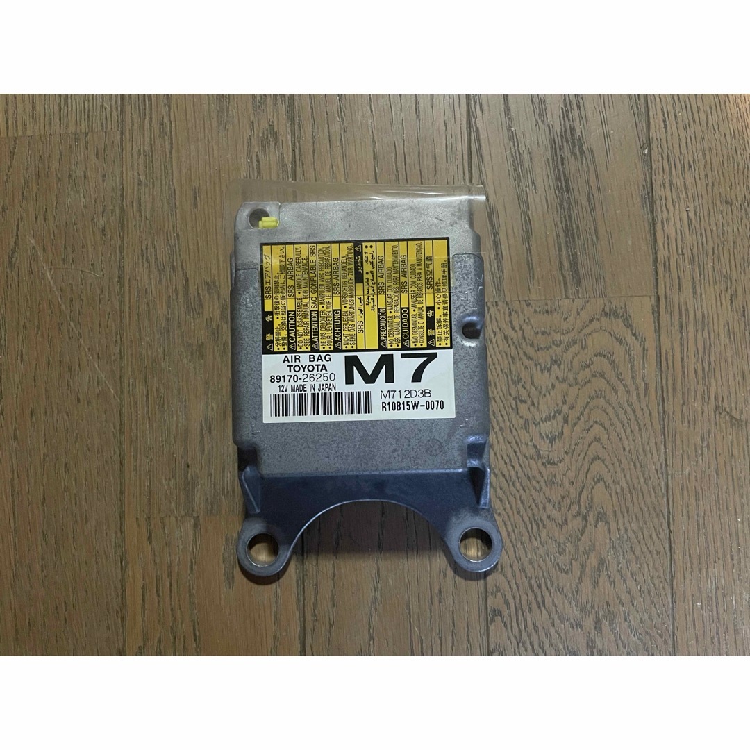 200系ハイエース　エアバックコンピューター　89170-26250 自動車/バイクの自動車(車種別パーツ)の商品写真