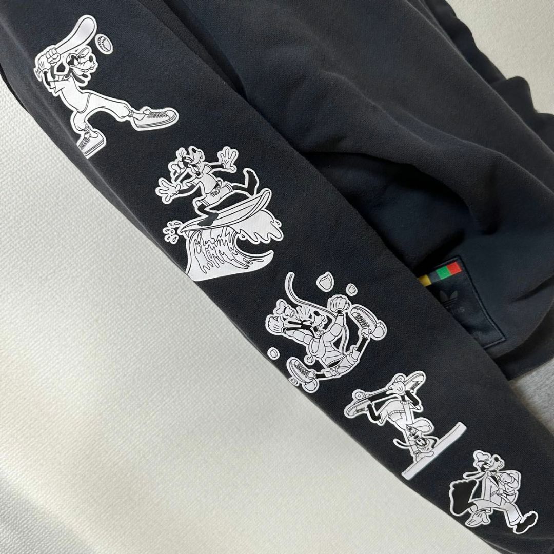 ディズニーコラボ　グーフィ　アディダス　トレーナー　 黒　S 長袖 ロゴ レディースのトップス(トレーナー/スウェット)の商品写真