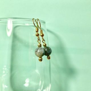 ラブラドライト  一粒フックピアス 8mm　GD イヤリング　樹脂ピアス 天然石(イヤリング)