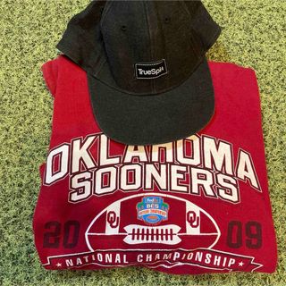 GILDAN - OKLAHOMA SOONERSカレッジプリント Vネック フットボールTシャツ