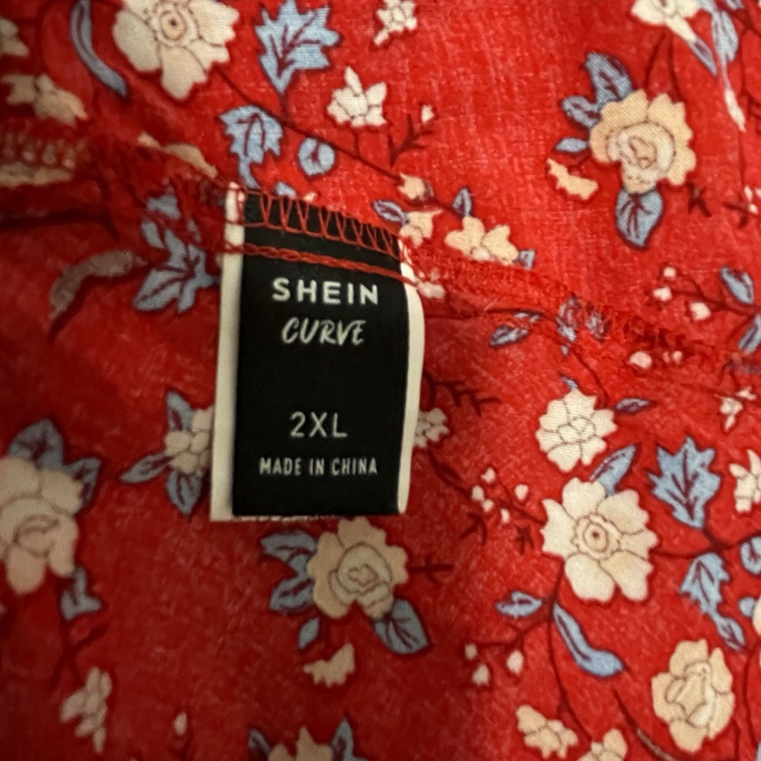 SHEIN(シーイン)の大きいサイズ　SHEIN 花柄チュニック　ワンピース レディースのトップス(チュニック)の商品写真