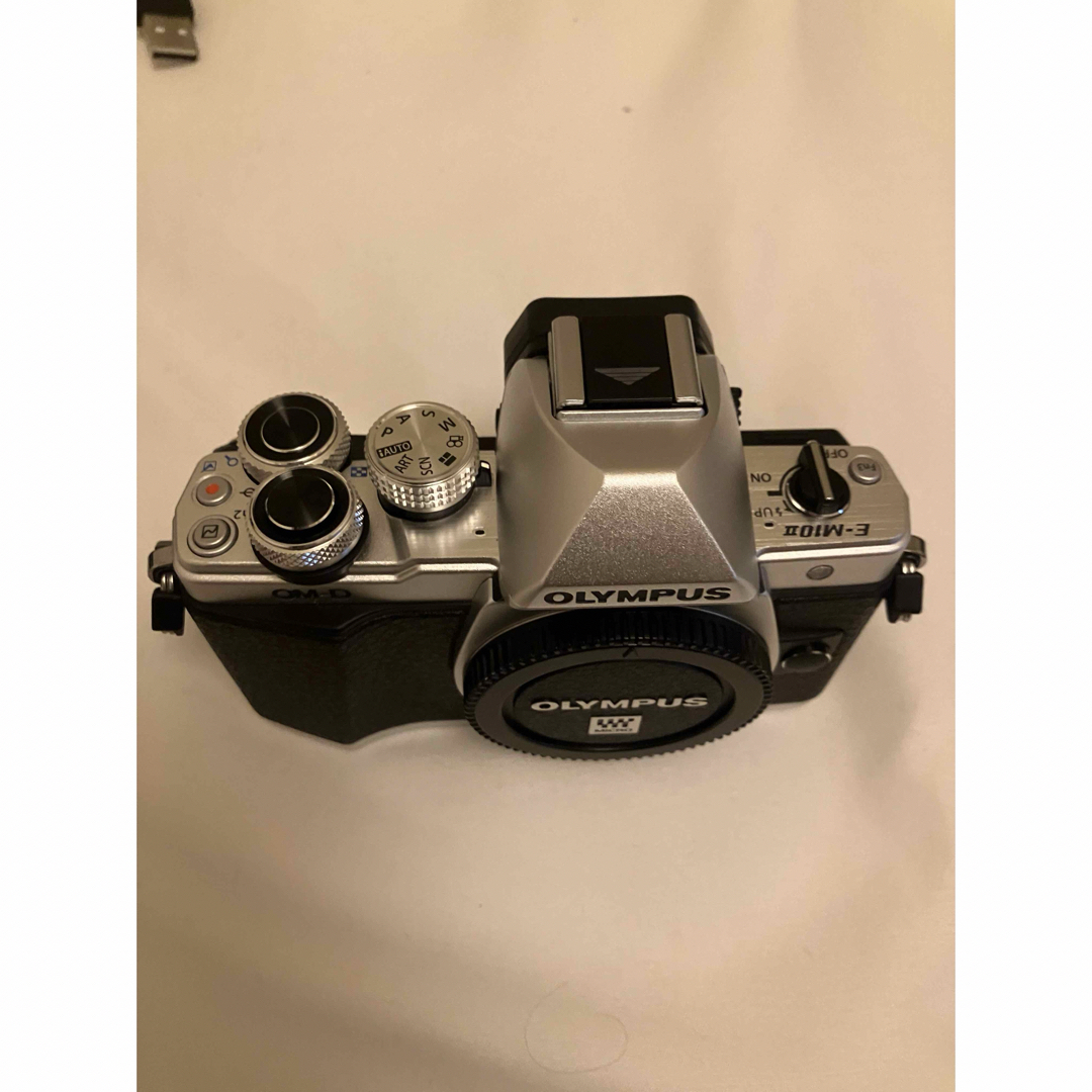 OLYMPUS OM-D E-M10 Mark II レンズセット シルバー スマホ/家電/カメラのカメラ(ミラーレス一眼)の商品写真