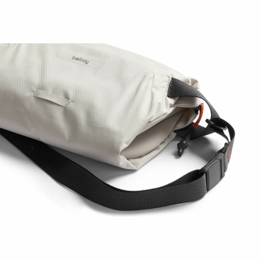 [Bellroy] Lite Sling 軽量クロスボディバッグ - Chalk メンズのバッグ(その他)の商品写真