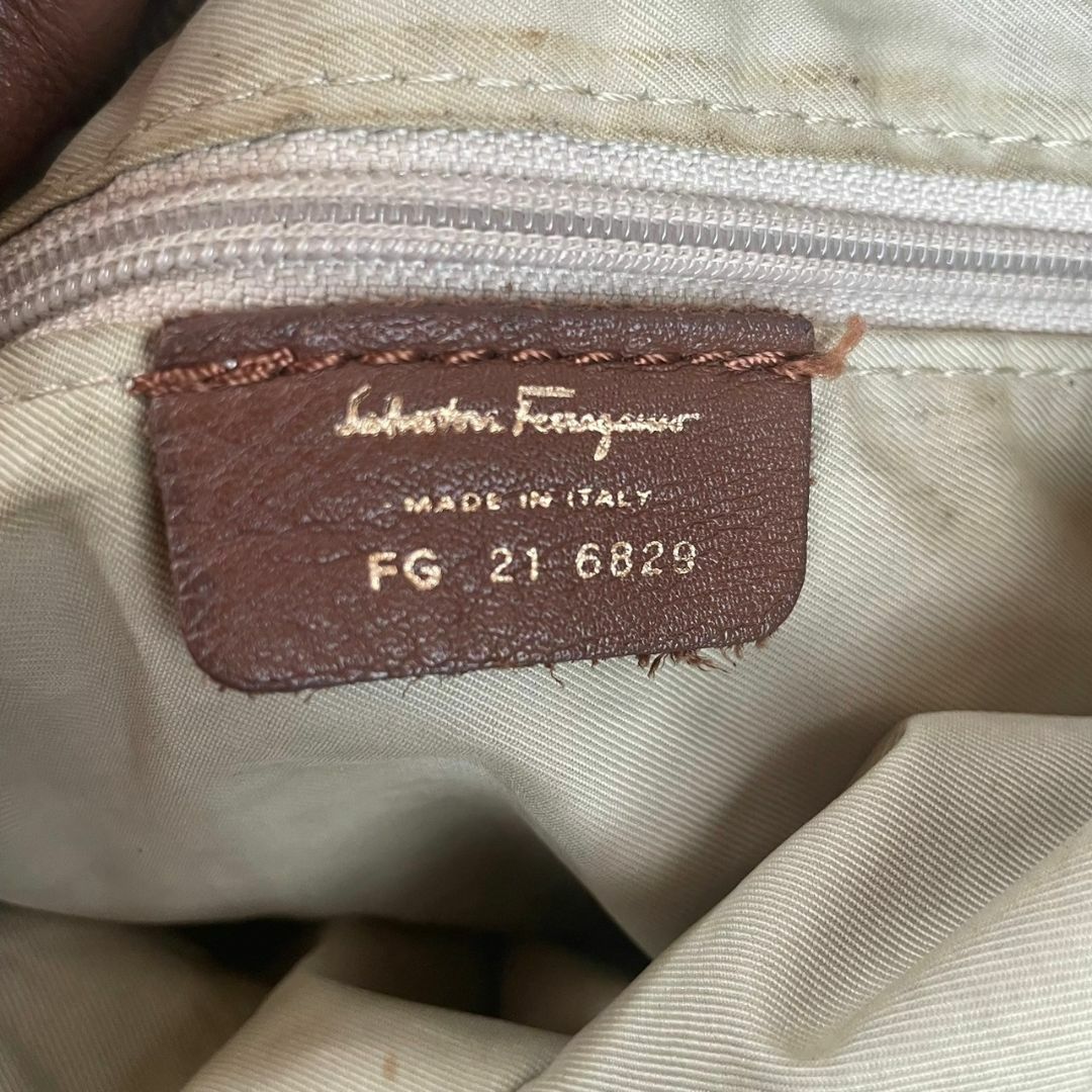 Salvatore Ferragamo(サルヴァトーレフェラガモ)の大人気 フェラガモ トートバッグ タッセル 肩掛け レザー ブラウン ロゴ刻印 レディースのバッグ(トートバッグ)の商品写真