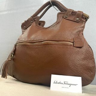 サルヴァトーレフェラガモ(Salvatore Ferragamo)の大人気 フェラガモ トートバッグ タッセル 肩掛け レザー ブラウン ロゴ刻印(トートバッグ)