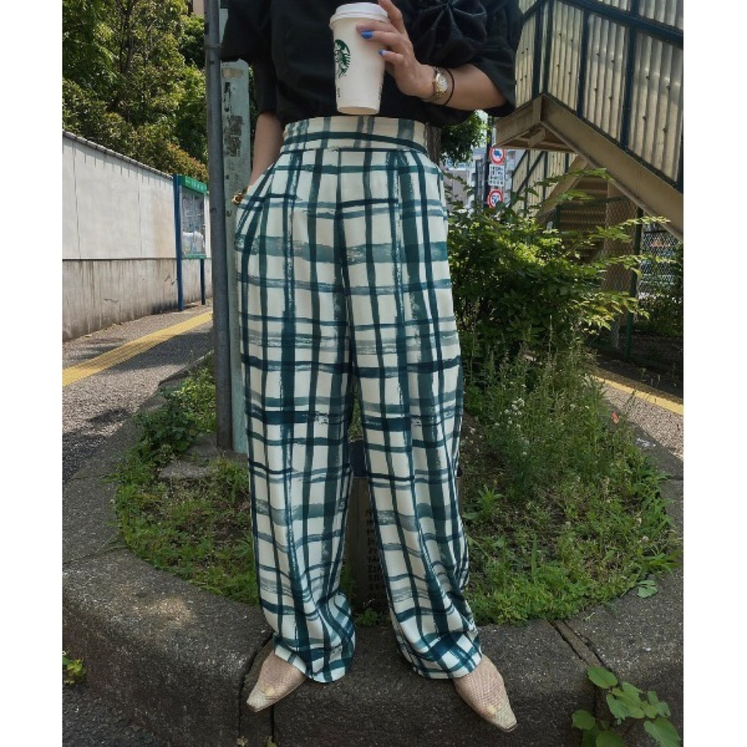 Ameri VINTAGE(アメリヴィンテージ)のAMERI HAND CHECK LOOSE PANTS アメリ　チェックパンツ レディースのパンツ(カジュアルパンツ)の商品写真