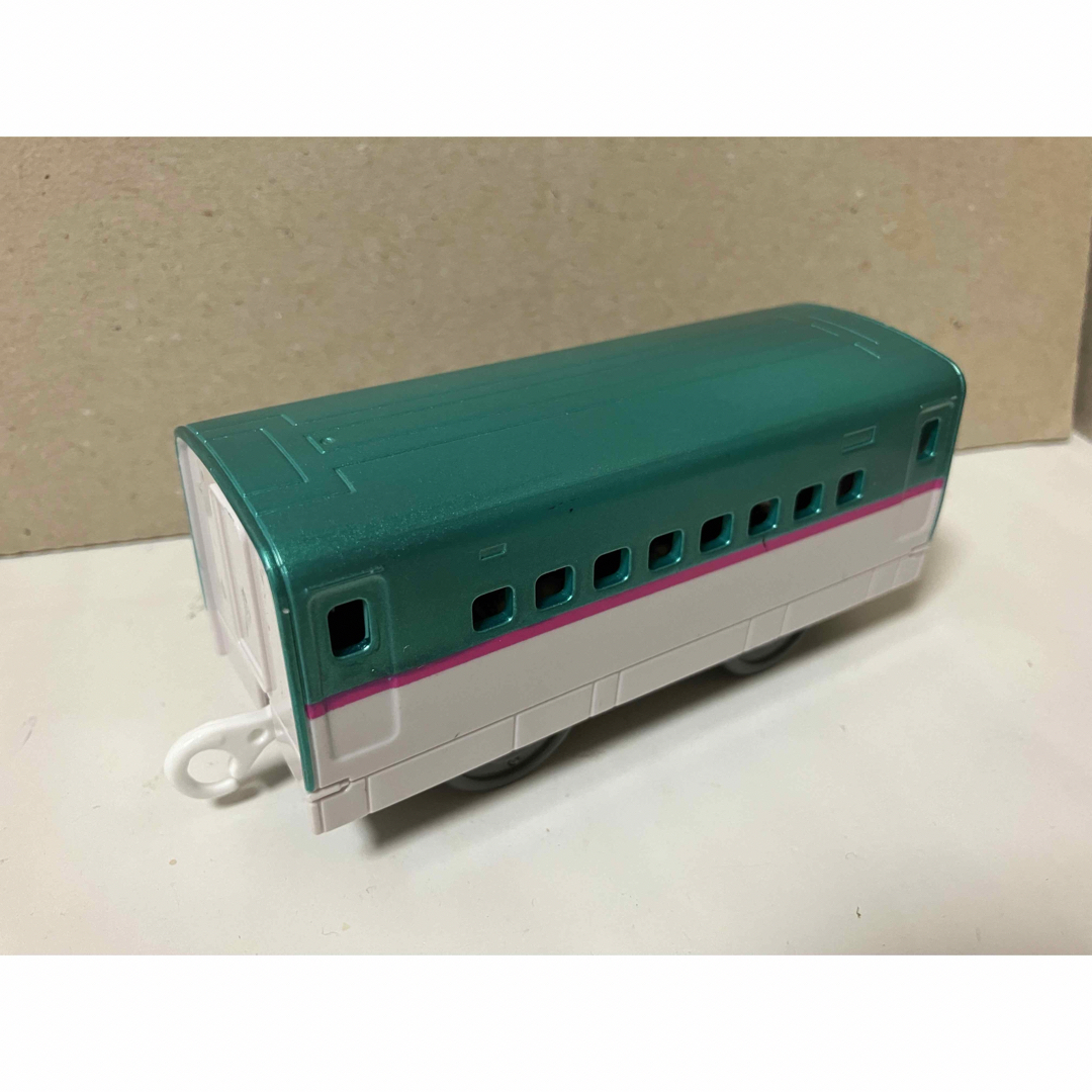 Takara Tomy(タカラトミー)の【プラレール】E5系新幹線はやぶさ 中間車 パンタなし② エンタメ/ホビーのおもちゃ/ぬいぐるみ(鉄道模型)の商品写真