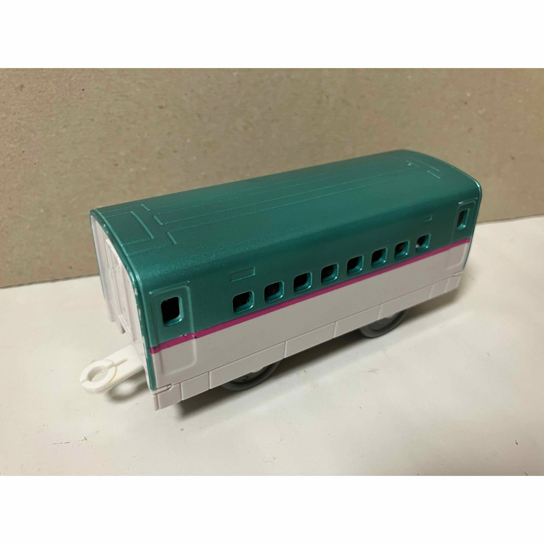 Takara Tomy(タカラトミー)の【プラレール】E5系新幹線はやぶさ 中間車 パンタなし② エンタメ/ホビーのおもちゃ/ぬいぐるみ(鉄道模型)の商品写真