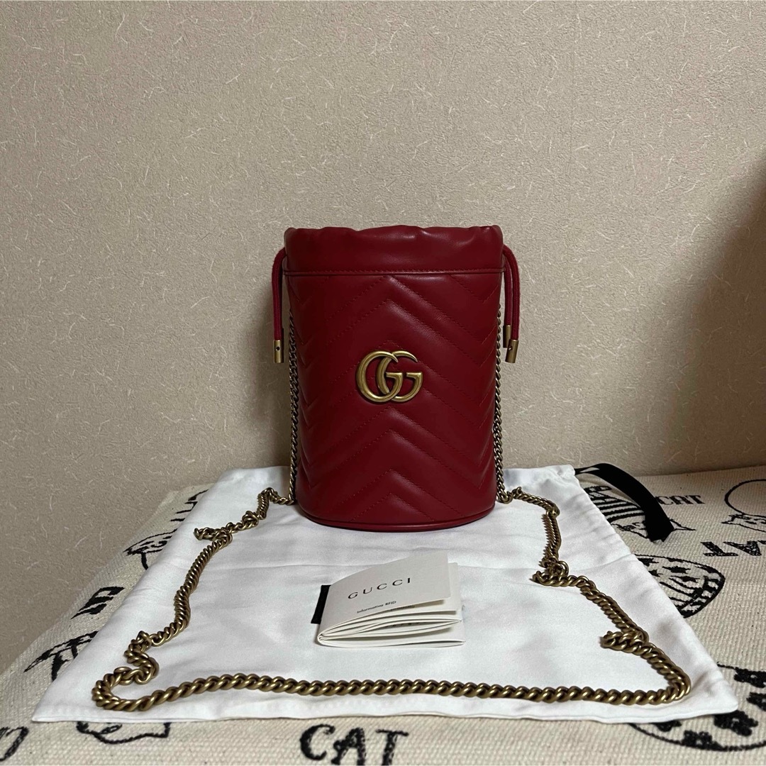 Gucci(グッチ)のGUCCI グッチ　ＧＧマーモントミニバケットショルダー　レッド　正規品 レディースのバッグ(ショルダーバッグ)の商品写真