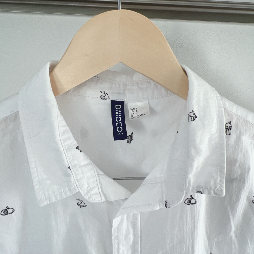 H&M(エイチアンドエム)の【H&M】ディバイデッド　半袖シャツ　メンズS  総柄　スケート　サーフィン 白 メンズのトップス(シャツ)の商品写真