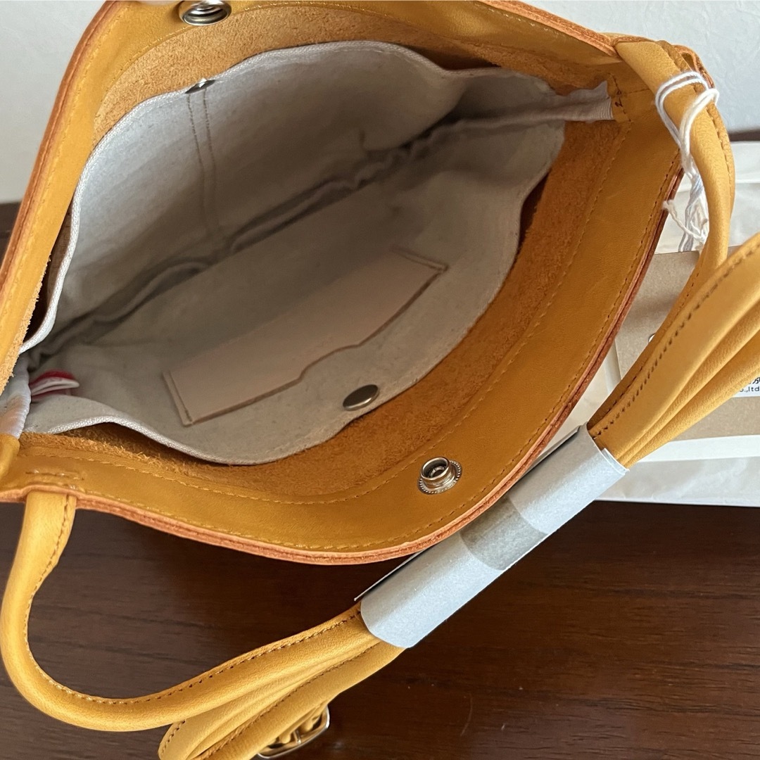 TOMORROWLAND(トゥモローランド)の新品　リアルマインド  ショルダーバッグ　ヌメ革　日本製 レディースのバッグ(ショルダーバッグ)の商品写真