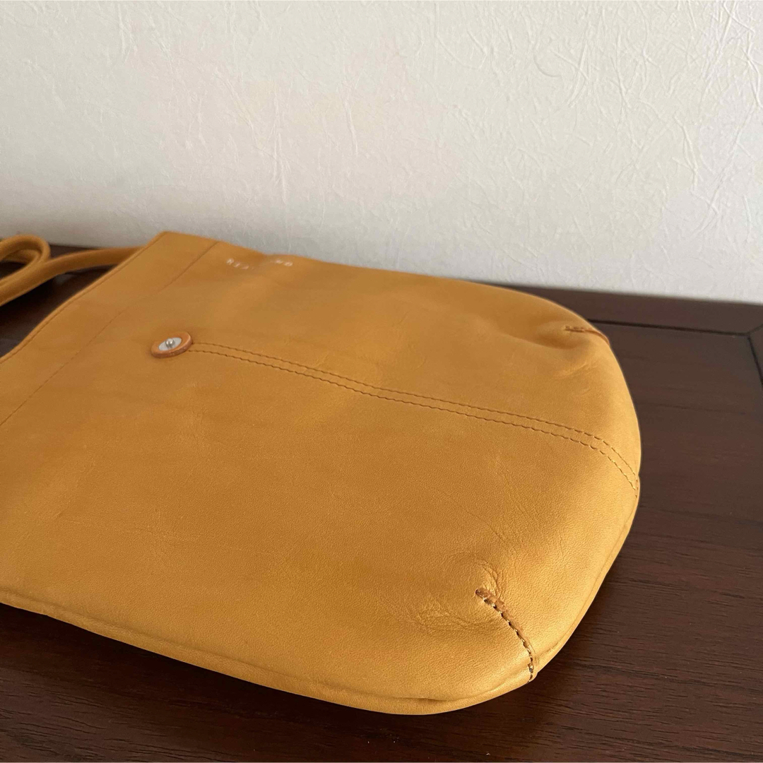TOMORROWLAND(トゥモローランド)の新品　リアルマインド  ショルダーバッグ　ヌメ革　日本製 レディースのバッグ(ショルダーバッグ)の商品写真