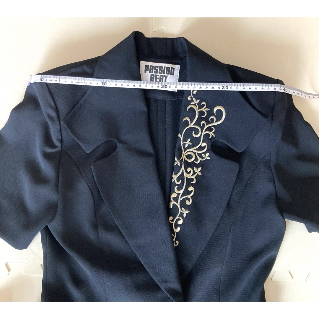 バブリージャケット、レトロ、半袖、刺繍、金ボタン、9号 レディースのジャケット/アウター(テーラードジャケット)の商品写真