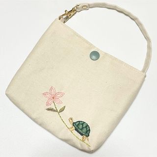 刺繍　亀　花　バッグポーチ　ハンドメイド(ポーチ)