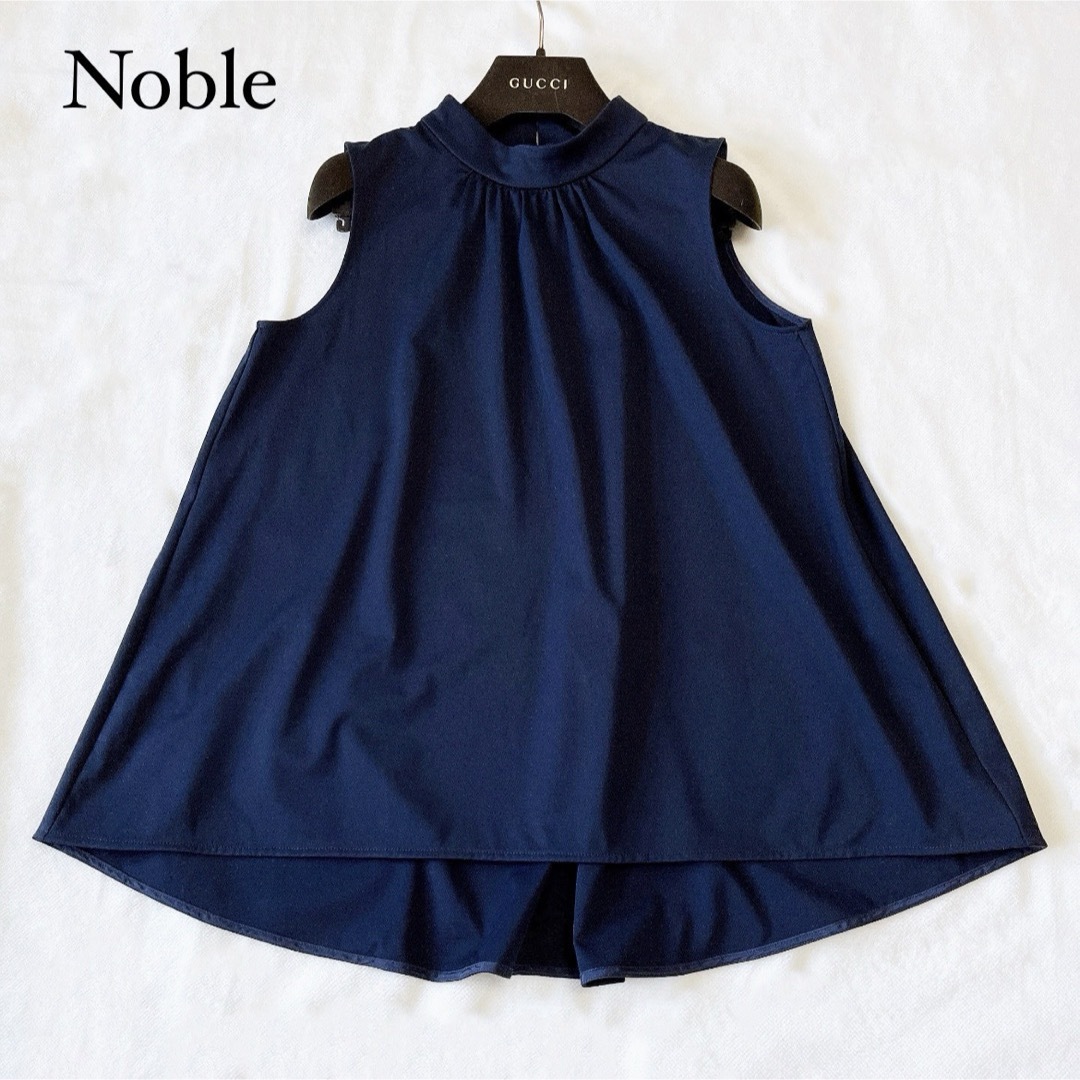 Noble(ノーブル)の【NOBLE】ノーブル　ノースリーブ　ドレープ　トップ　ブラウス　ネイビー　紺 レディースのトップス(シャツ/ブラウス(半袖/袖なし))の商品写真