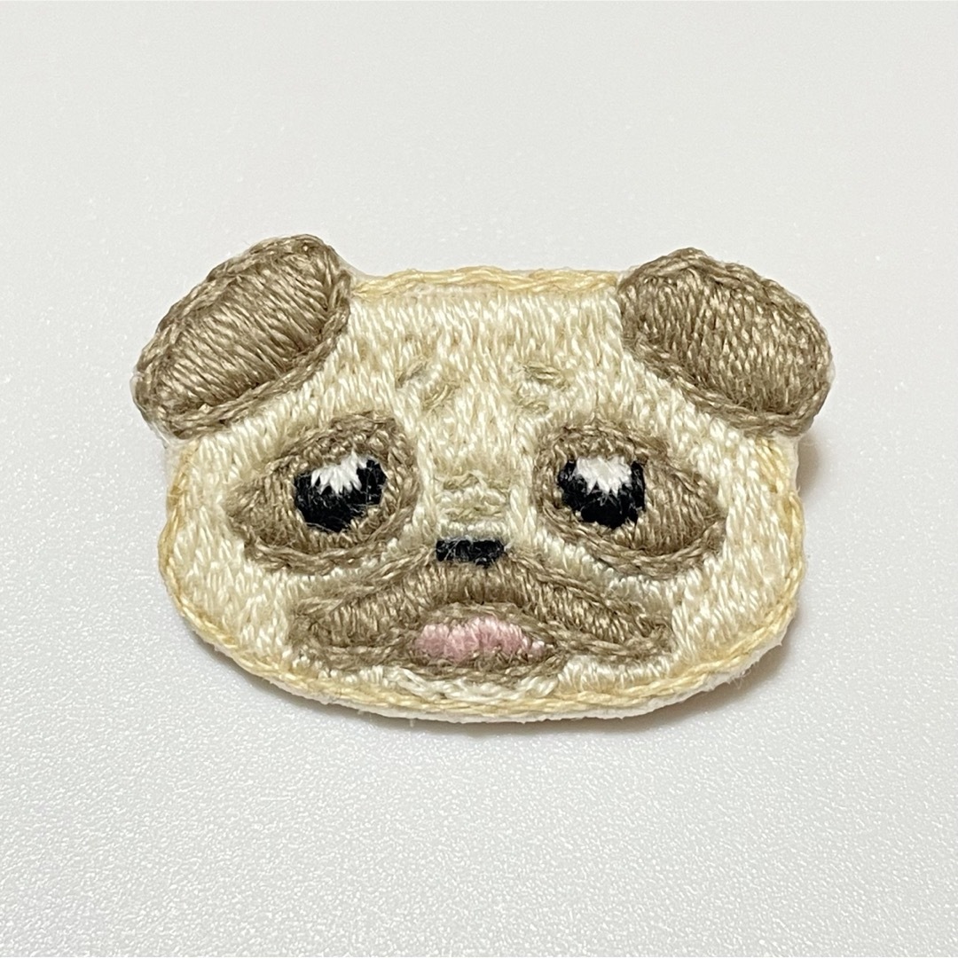 刺繍　パグ　犬　ブローチ　ピンバッジ　ハンドメイド ハンドメイドのアクセサリー(コサージュ/ブローチ)の商品写真