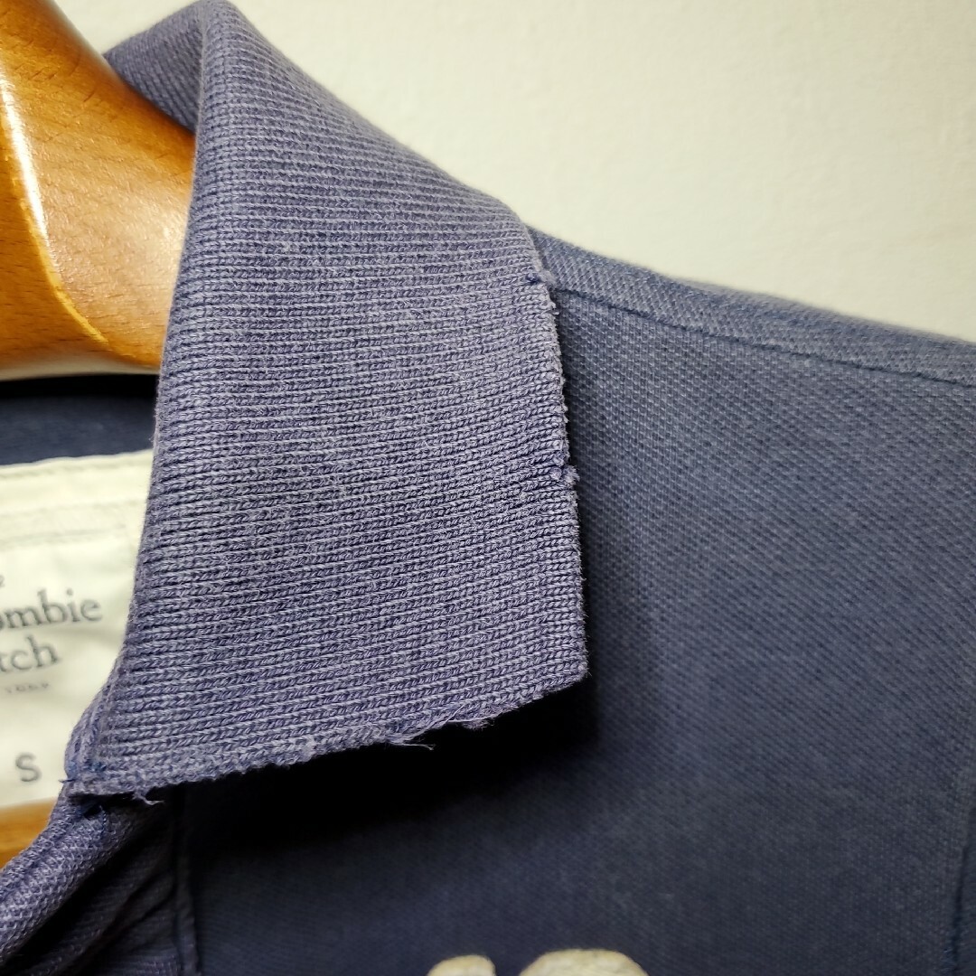 Abercrombie&Fitch(アバクロンビーアンドフィッチ)のAbercrombie&Fitch　アバクロ　ダメージ加工　半袖ポロシャツ(紺) メンズのトップス(ポロシャツ)の商品写真
