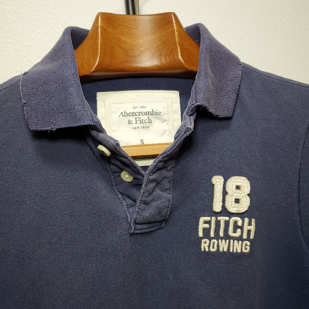 Abercrombie&Fitch(アバクロンビーアンドフィッチ)のAbercrombie&Fitch　アバクロ　ダメージ加工　半袖ポロシャツ(紺) メンズのトップス(ポロシャツ)の商品写真