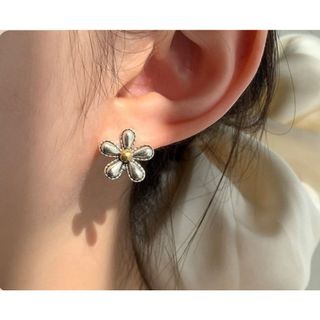 【シルバー】ピアス　フラワー　可愛い　シンプル　花　春　シンプル　シルバー(ピアス)