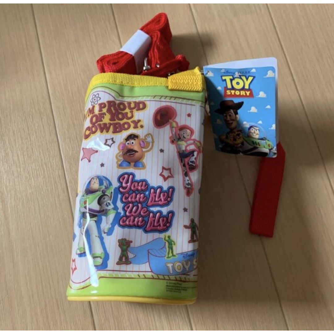 Disney(ディズニー)のトイストーリー　ディズニー　ペットボトルカバー　ホルダー　 エンタメ/ホビーのおもちゃ/ぬいぐるみ(キャラクターグッズ)の商品写真