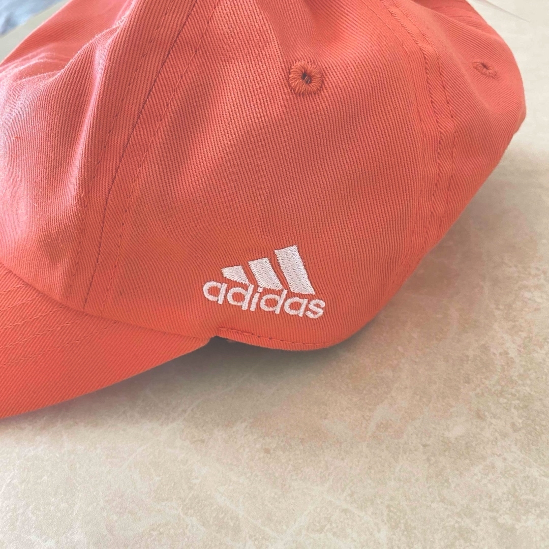 adidas(アディダス)のアディダス キッズ キャップ 帽子 刺繍ロゴ ピンク 53cm〜56cm② キッズ/ベビー/マタニティのこども用ファッション小物(帽子)の商品写真
