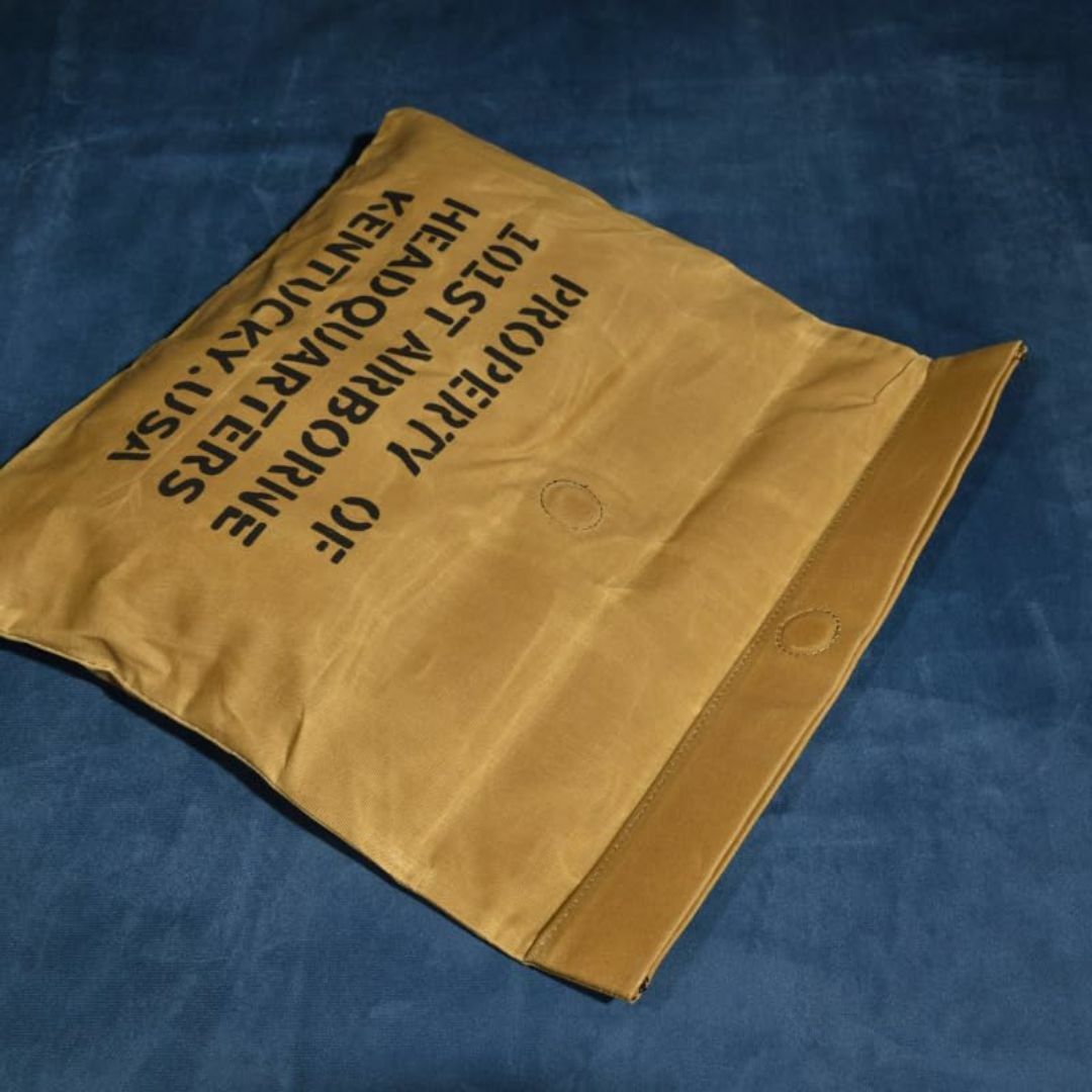 【色: ブラウン】[エイトボアー] ◆OIL WAX加工帆布 ミリタリークラッチ メンズのバッグ(その他)の商品写真