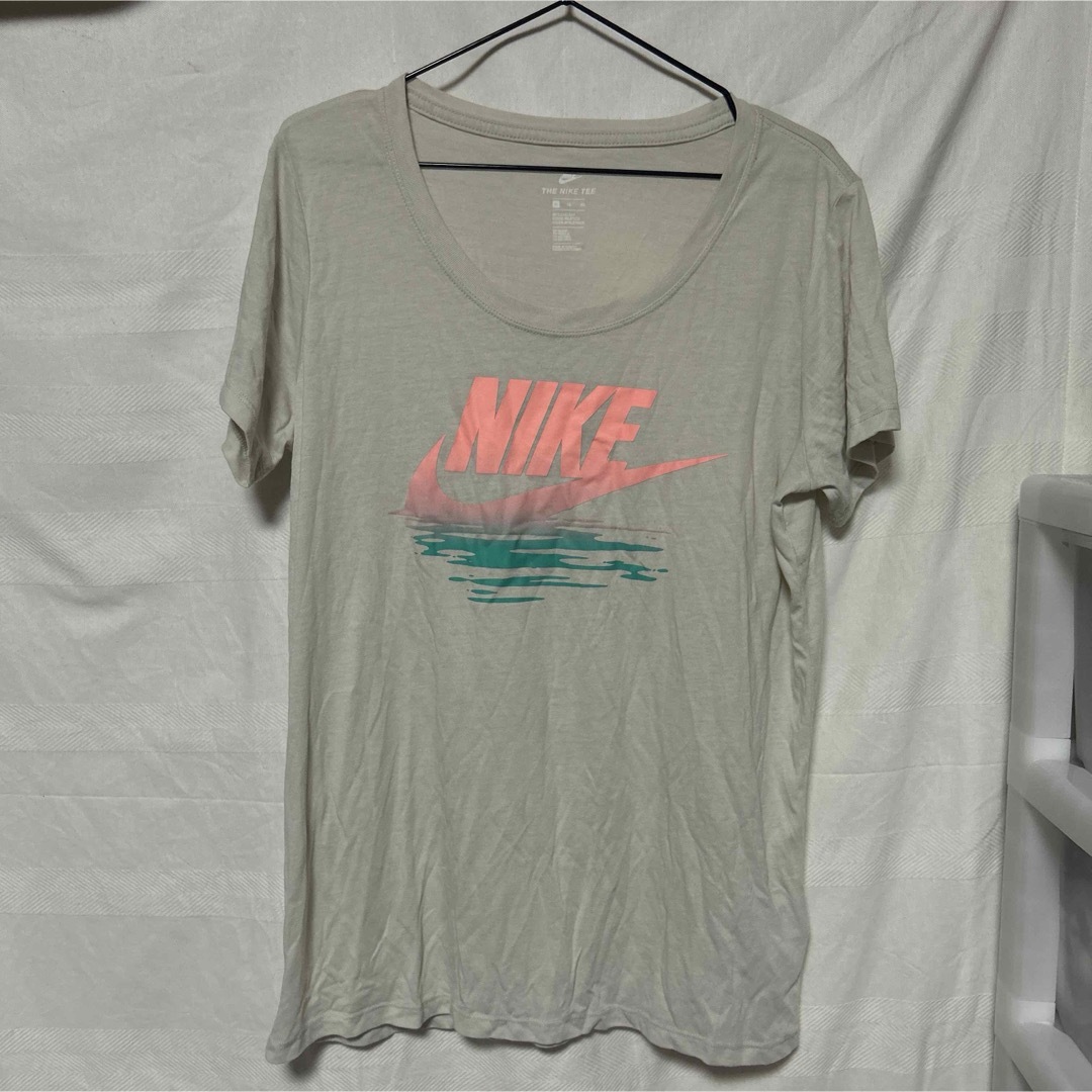NIKE(ナイキ)のNIKE トップス　Tシャツ レディースのトップス(Tシャツ(半袖/袖なし))の商品写真