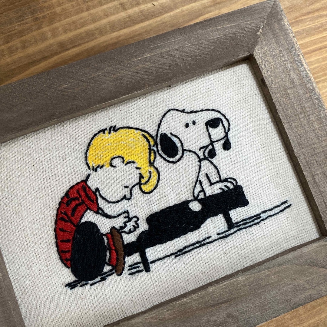 SNOOPY(スヌーピー)のスヌーピー&シュローダー　刺繍フレーム　ハンドメイド ハンドメイドのインテリア/家具(インテリア雑貨)の商品写真