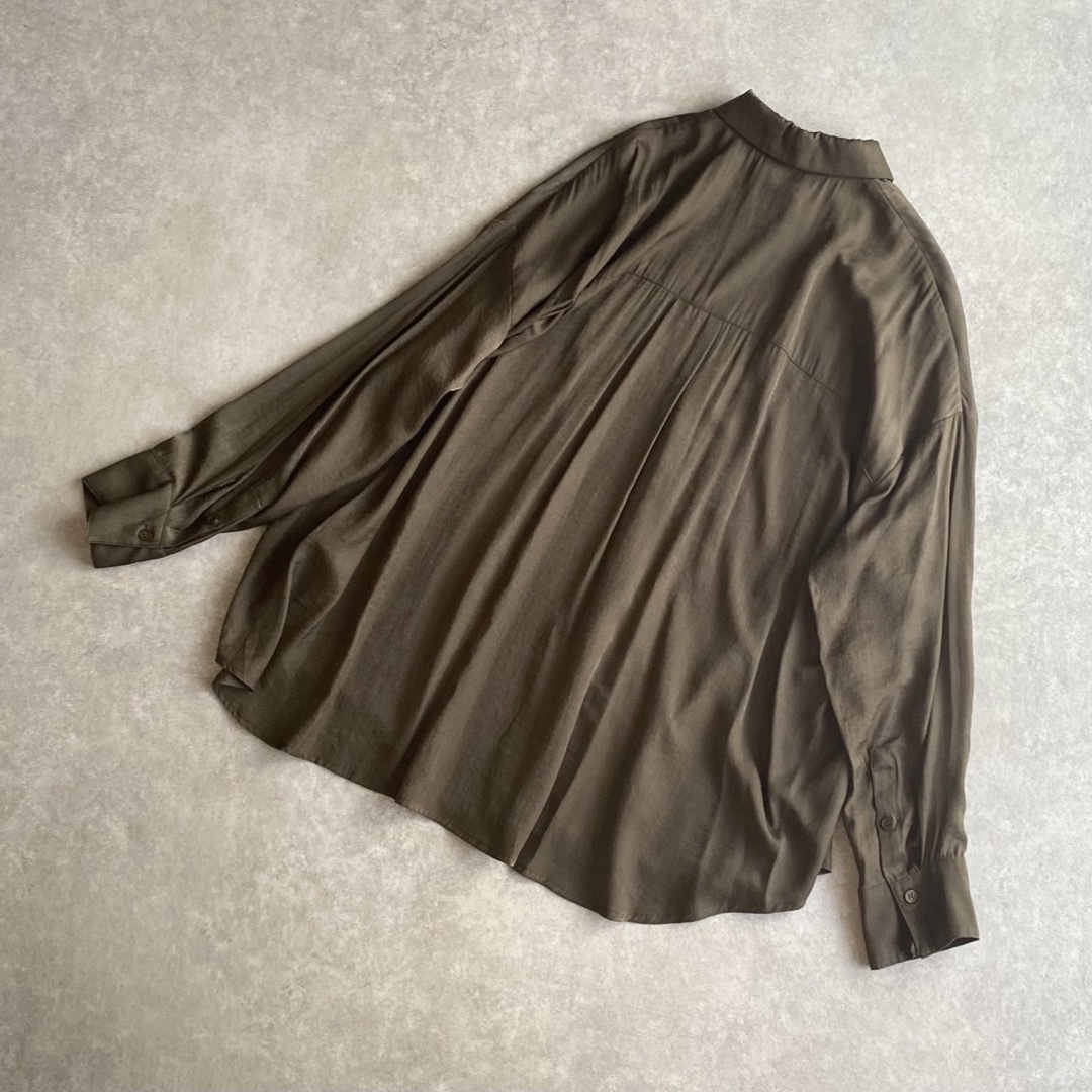 Loungedress(ラウンジドレス)の新品 Loungedress サテンフレアシャツ カーキ レディースのトップス(シャツ/ブラウス(長袖/七分))の商品写真