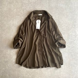 新品 Loungedress サテンフレアシャツ カーキ