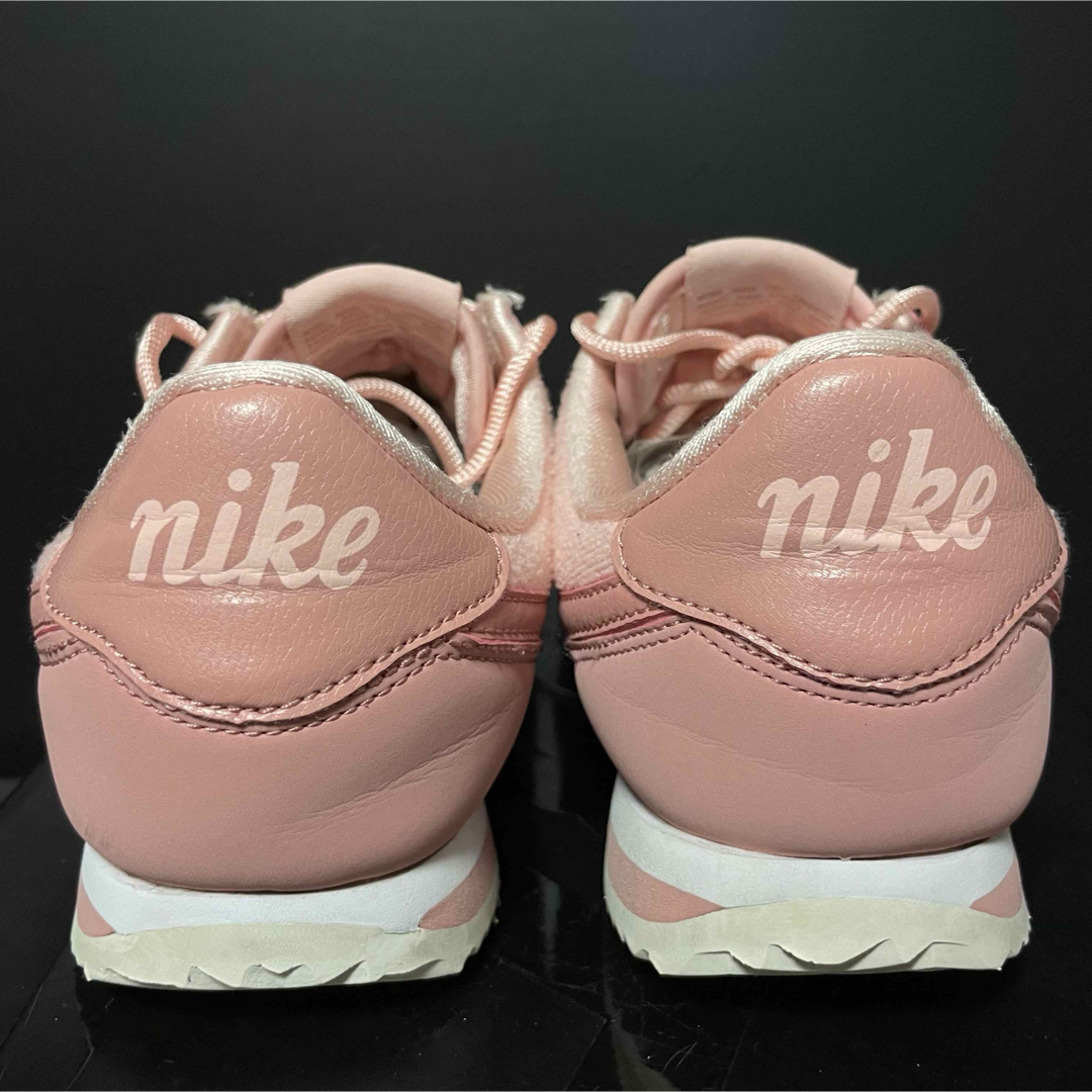 NIKE(ナイキ)のNIKE GIRLS CORTEZ BASIC TXT SE (GS) レディースの靴/シューズ(スニーカー)の商品写真