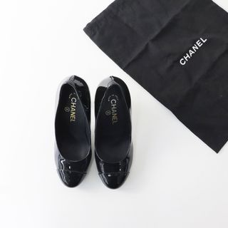 シャネル(CHANEL)のシャネル CHANEL G32042 フェイクパールモチーフ エナメル ヒールパンプス 36.5C(約23.5cm)//ブラック 光沢【2400013866958】(ハイヒール/パンプス)