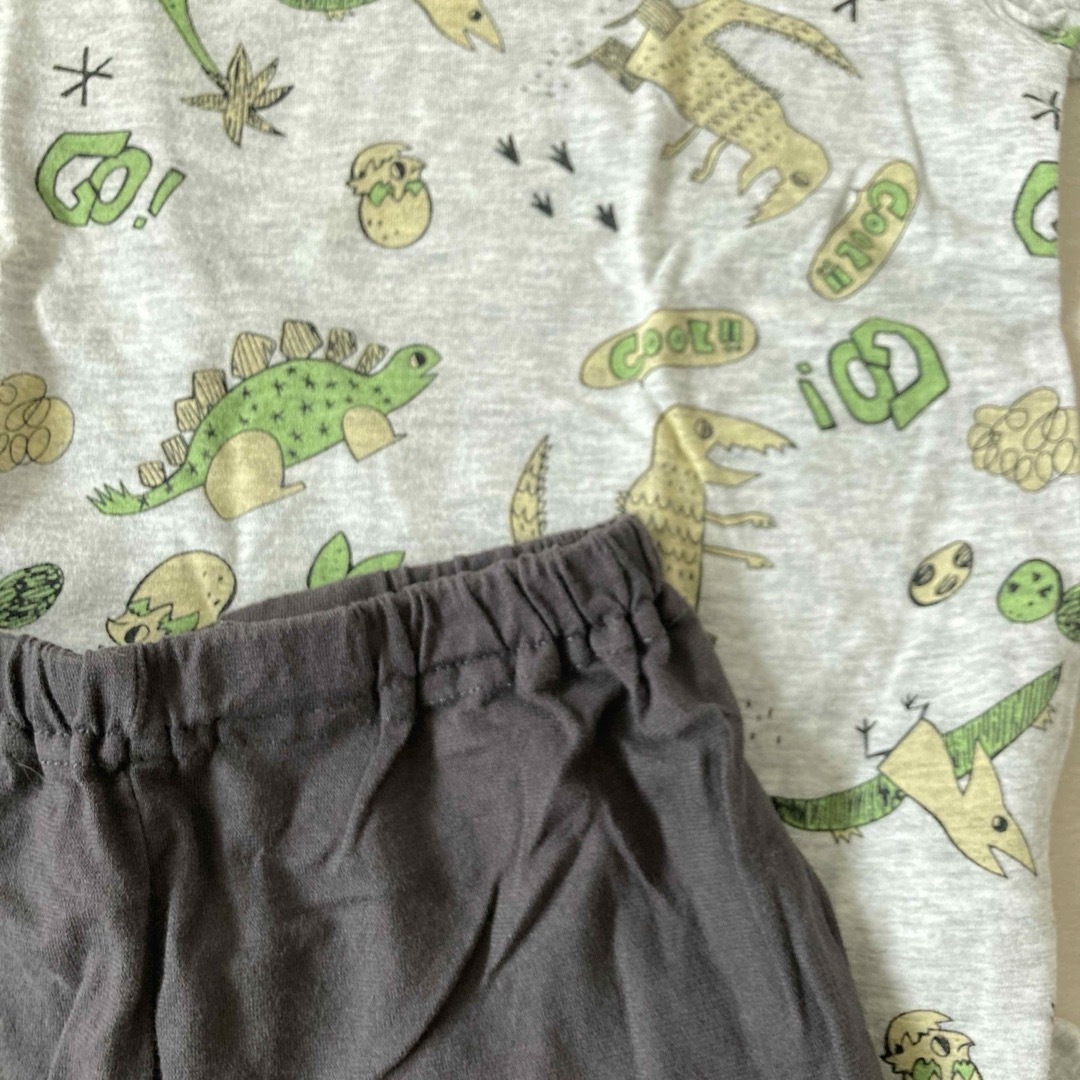 キッズ　男の子　パジャマ　恐竜　グレー　綿100  110 キッズ/ベビー/マタニティのキッズ服男の子用(90cm~)(パジャマ)の商品写真