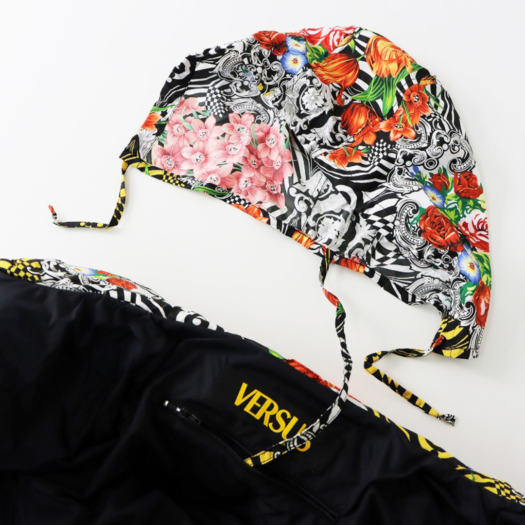 希少 美品 大きいサイズ JPタグ VERSUS VERSACE ヴェルサーチ モノトーン フラワープリント ダウンジャケット  44//花柄【2400013868754】 レディースのジャケット/アウター(ダウンジャケット)の商品写真