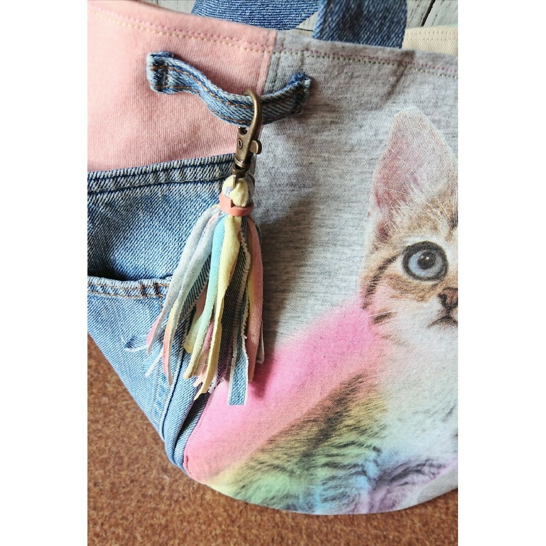 デニムリメイク Tシャツリメイク ぽってりトート 猫 虹 ハンドメイド レディースのバッグ(トートバッグ)の商品写真
