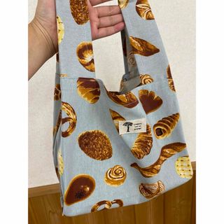 ハンドメイド　エコバッグ　コンビニサイズ　パン柄　くすみサックス(エコバッグ)