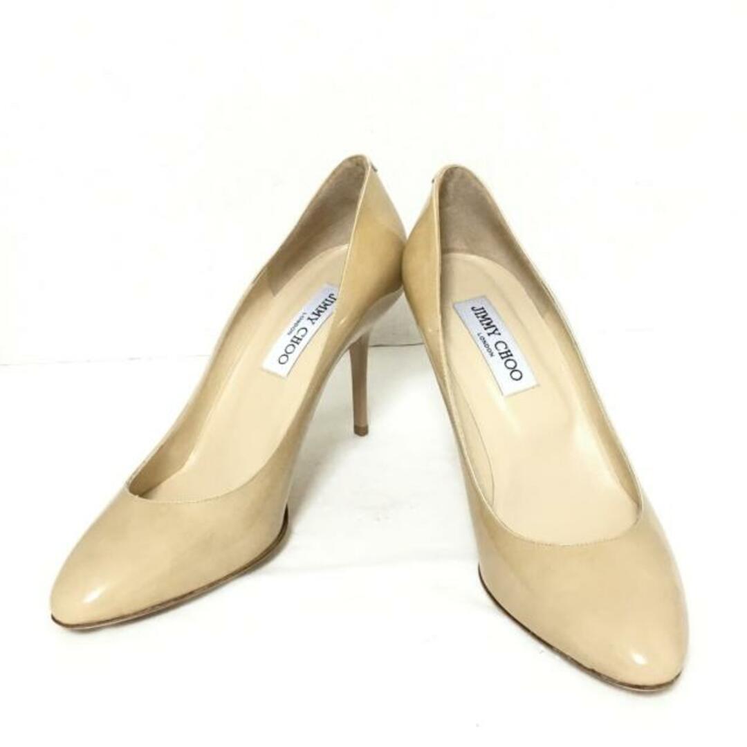 JIMMY CHOO(ジミーチュウ)のJIMMY CHOO(ジミーチュウ) パンプス 38 1/2 レディース - ベージュ エナメル（レザー） レディースの靴/シューズ(ハイヒール/パンプス)の商品写真