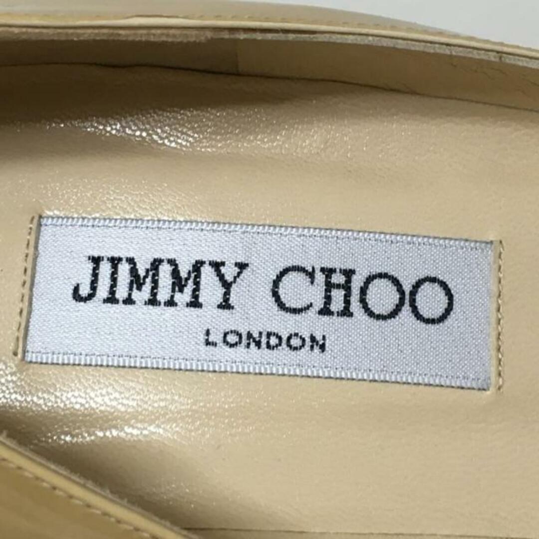 JIMMY CHOO(ジミーチュウ)のJIMMY CHOO(ジミーチュウ) パンプス 38 1/2 レディース - ベージュ エナメル（レザー） レディースの靴/シューズ(ハイヒール/パンプス)の商品写真