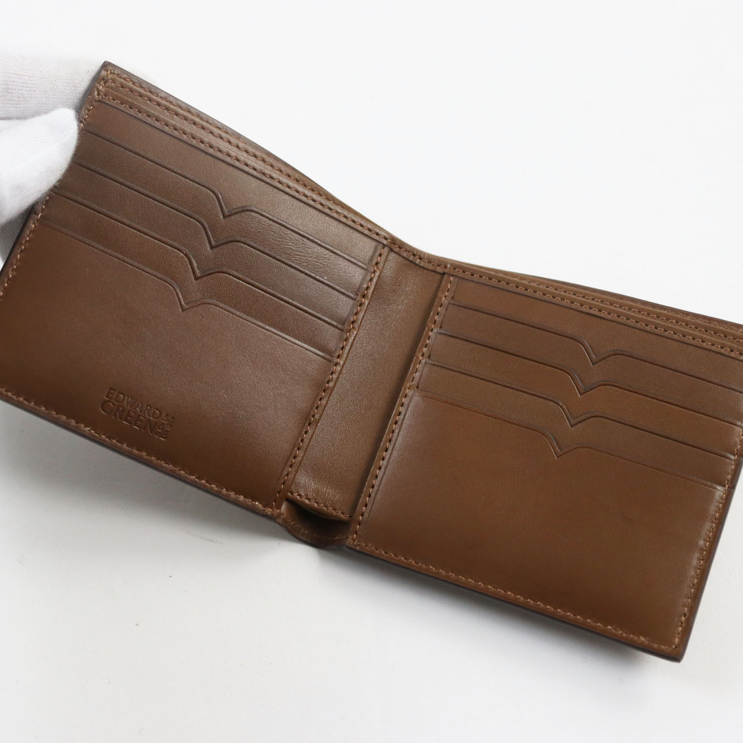 EDWARD GREEN(エドワードグリーン)の未使用品●EDWARD GREEN エドワードグリーン HIP WALLET レザー DARK OAK コンパクトウォレット 二つ折り財布 ダークブラウン 箱付き メンズ 定価68,200円 メンズのファッション小物(折り財布)の商品写真