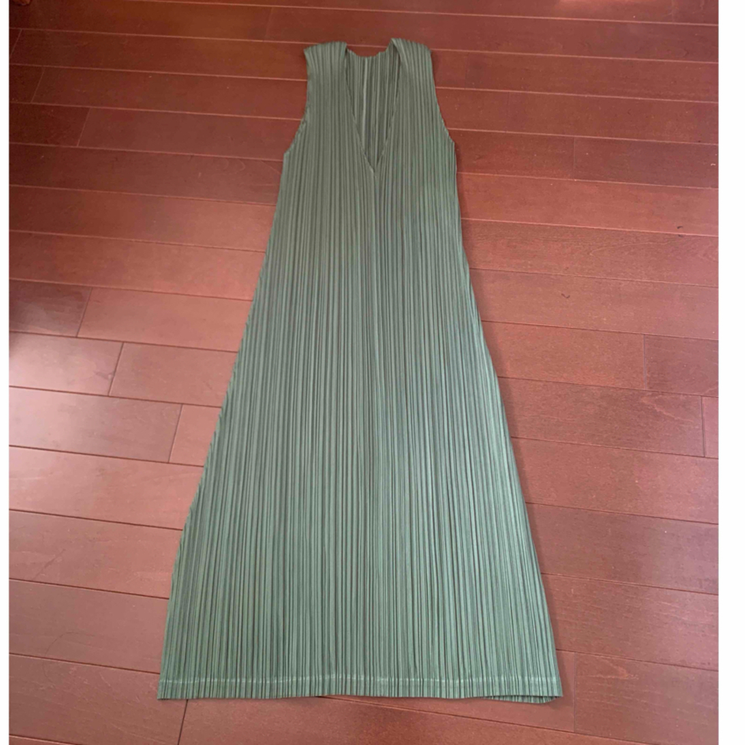 PLEATS PLEASE ISSEY MIYAKE(プリーツプリーズイッセイミヤケ)のプリーツプリーズMONTHLY COLORS : MOSS GREEN レディースのワンピース(ロングワンピース/マキシワンピース)の商品写真