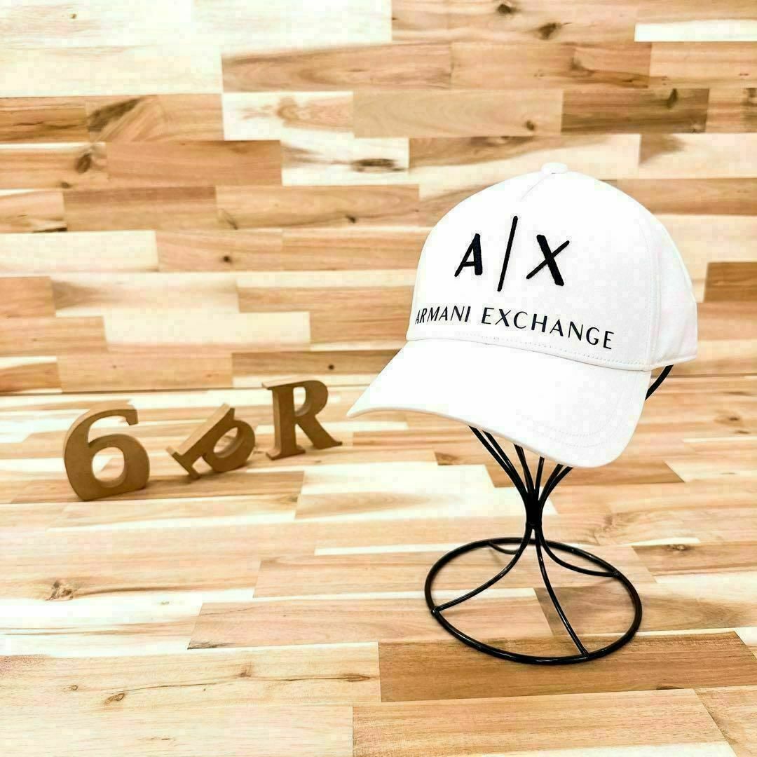 ARMANI EXCHANGE(アルマーニエクスチェンジ)の【アルマーニエクスチェンジ】レザー牛革アジャスター AXロゴ キャップ 白×紺 メンズの帽子(キャップ)の商品写真
