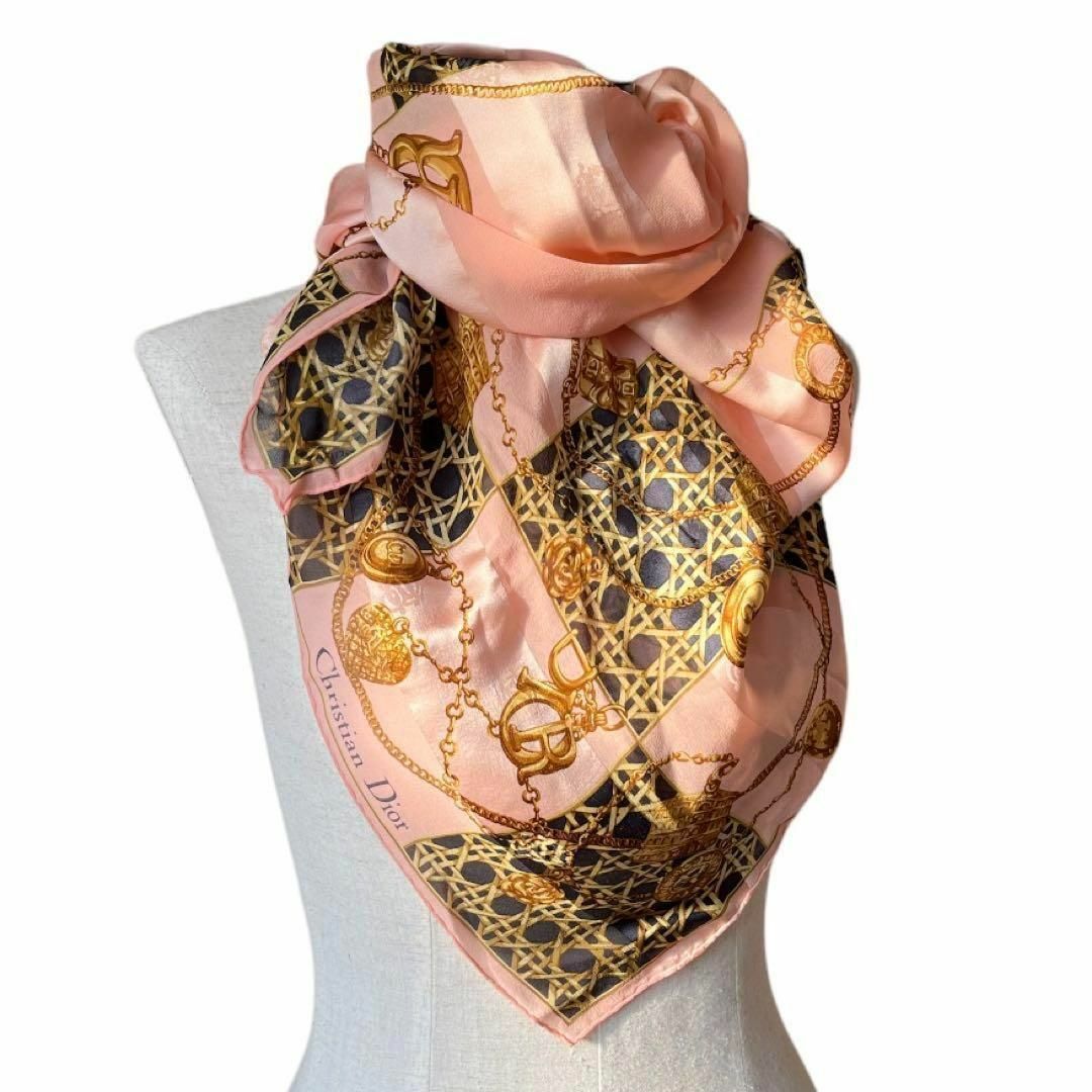 Christian Dior(クリスチャンディオール)のクリスチャンディオール　シルクスカーフ　ピンク　チェーン レディースのファッション小物(バンダナ/スカーフ)の商品写真