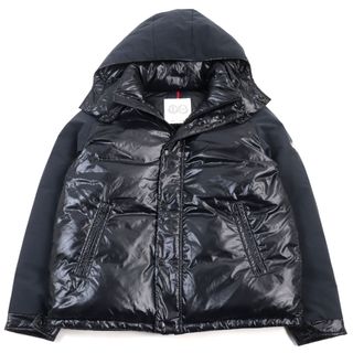 モンクレール(MONCLER)の美品○MONCLER モンクレール FRAGMENT フラグメント 2022年製 H20961A00009 M2838 MAYA70 HF 70周年記念限定モデル ロゴワッペン付き FRGMTパッチ付き フーデッド ダウンジャケット ネイビー 4 ハンガー付き イタリア製 正規品 メンズ(ダウンジャケット)