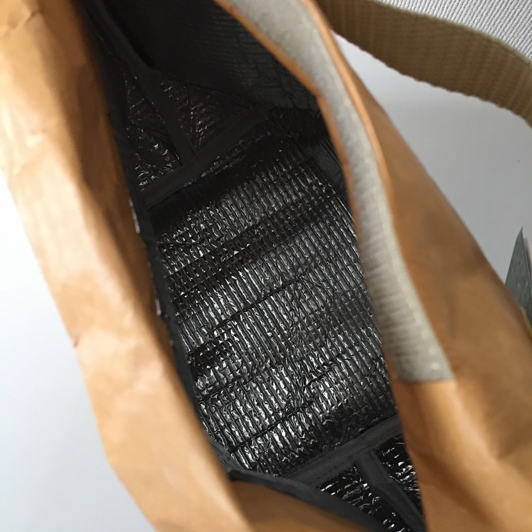 KALDI(カルディ)の【新品未使用】 KALDI カルディ　スヌーピー クラフト保冷バッグ お菓子付き レディースのバッグ(トートバッグ)の商品写真
