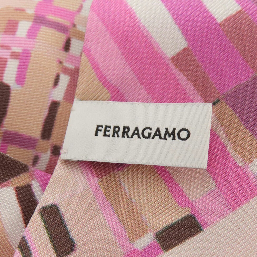 Salvatore Ferragamo(サルヴァトーレフェラガモ)のSalvatore Ferragamo バンドゥ ロゴ スカーフ シルク レディース レディースのファッション小物(バンダナ/スカーフ)の商品写真