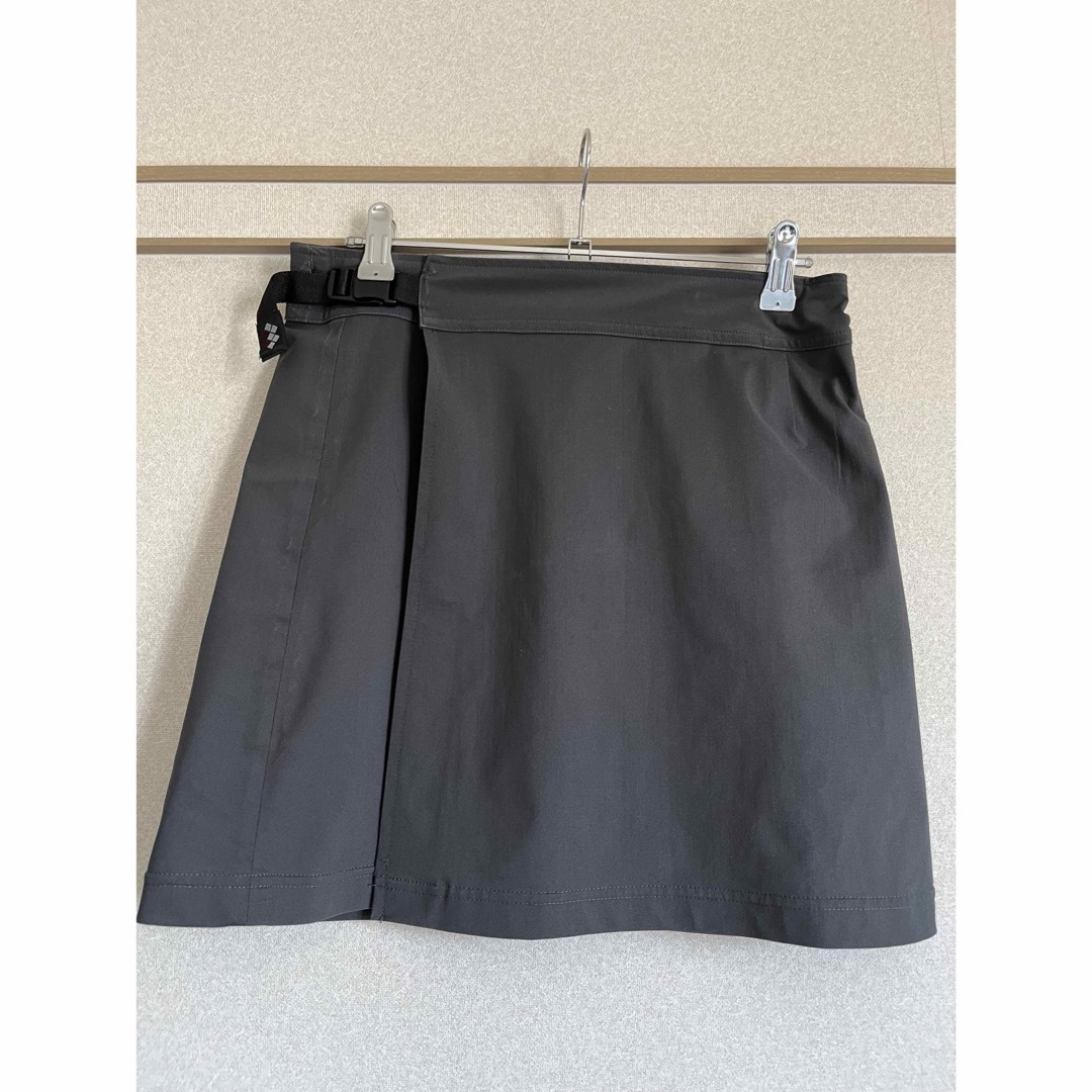 mont bell(モンベル)のモンベル　ロゴ刺繍入り　巻きスカート レディースのスカート(ひざ丈スカート)の商品写真