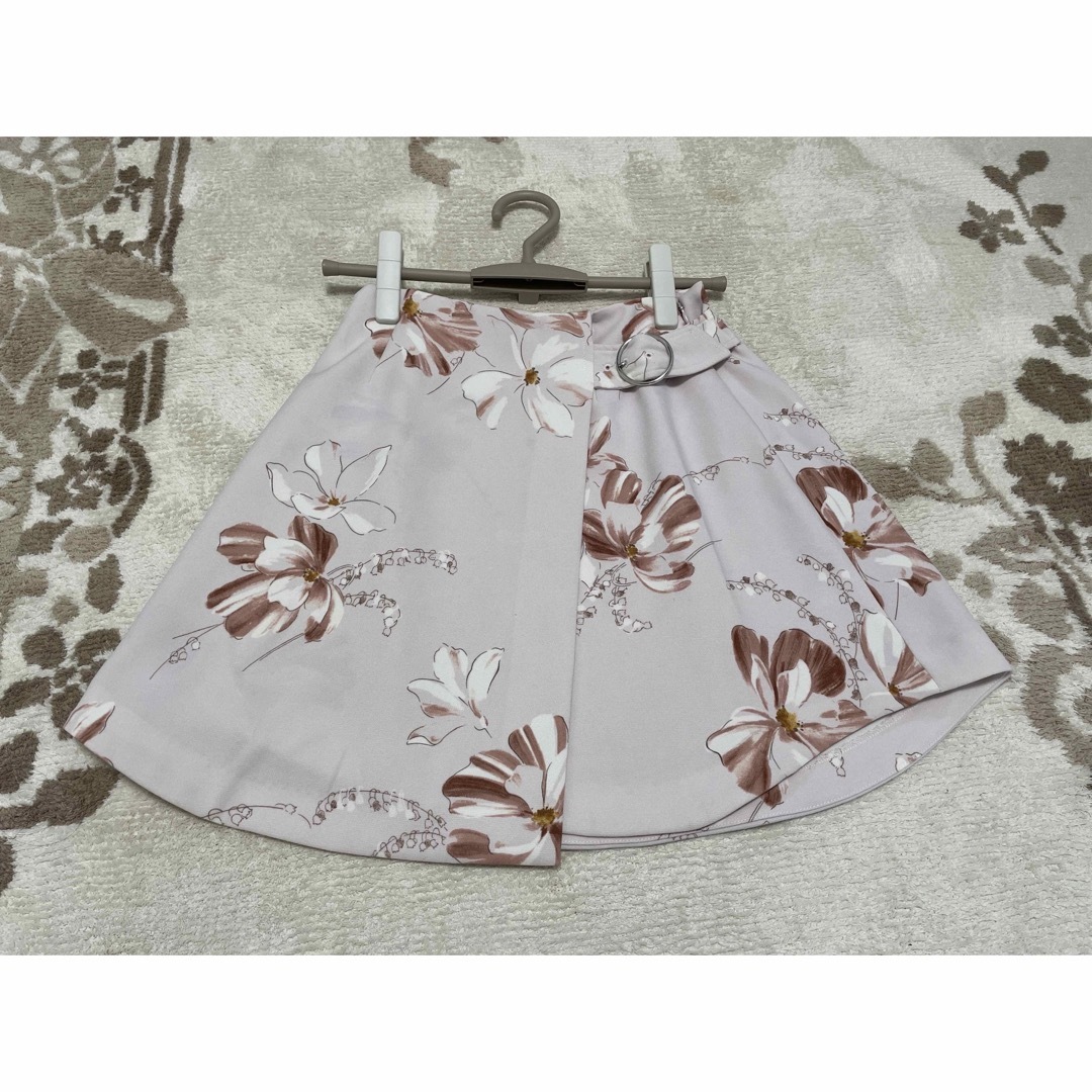 SNIDEL(スナイデル)のスナイデル　花柄台形スカート レディースのスカート(ミニスカート)の商品写真