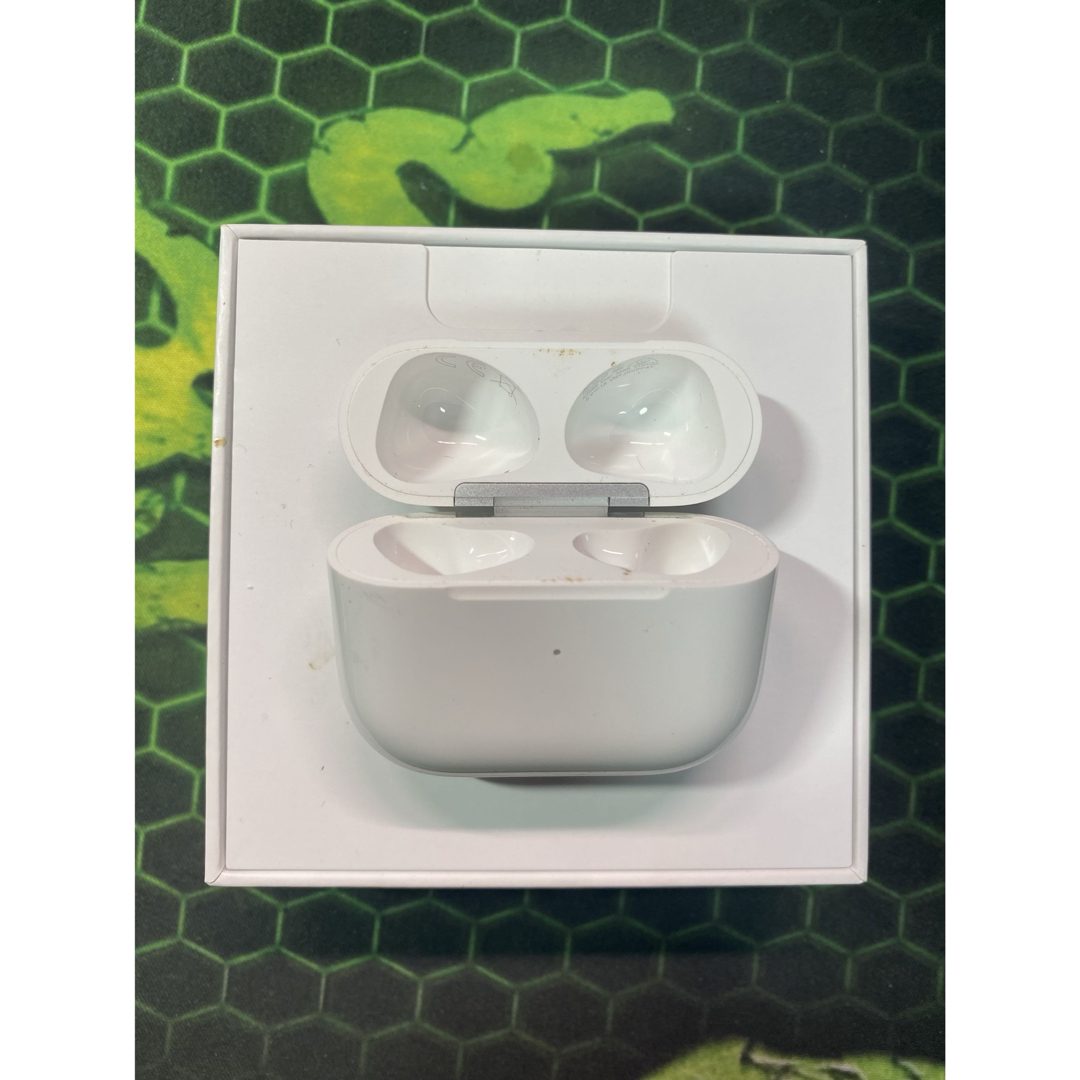 Apple(アップル)のApple AirPods  第３世代　充電ケース スマホ/家電/カメラのオーディオ機器(ヘッドフォン/イヤフォン)の商品写真